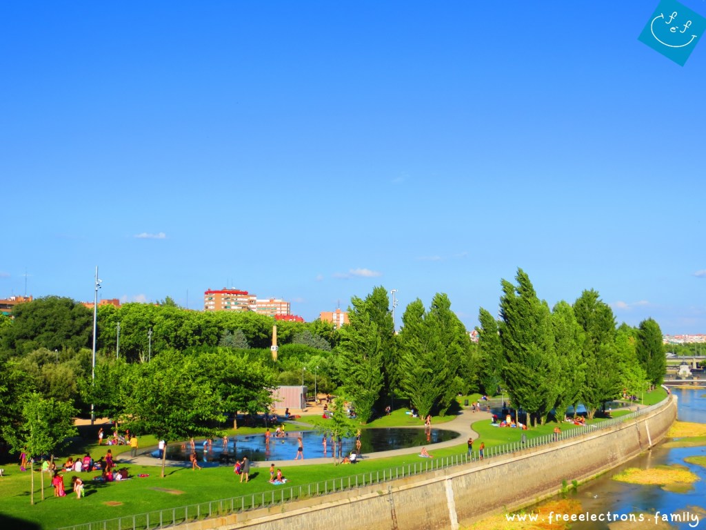 #FreeElectrons.Family - camping road trip Europe, Madrid Rio. Overview of one of the "beaches" at Madre Rio. Families, cooling off on a hot day from various watering "holes" surrounded by shady trees.