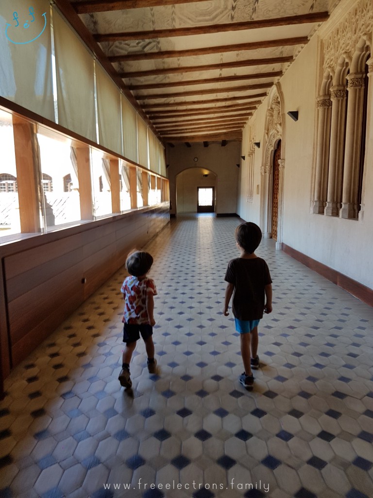 Third stop on our #FreeElectrons.Family summer camping road trip Europe, Day 5 in Zaragoza. Two young kids roaming the well-kept halls of the Aljaferia.