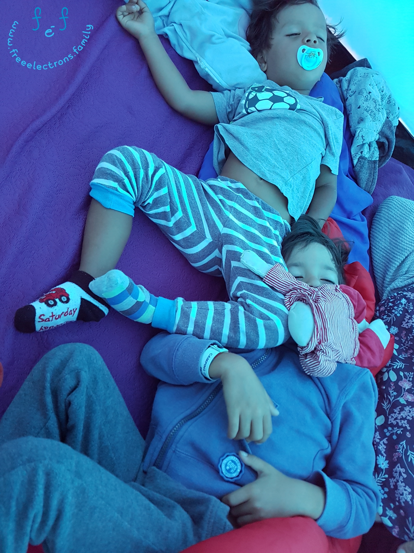 Ale dobrze nam się tu śpi. Chillout na jednym z kempingów.

A "smiling" logo reads www.freeelectrons.family