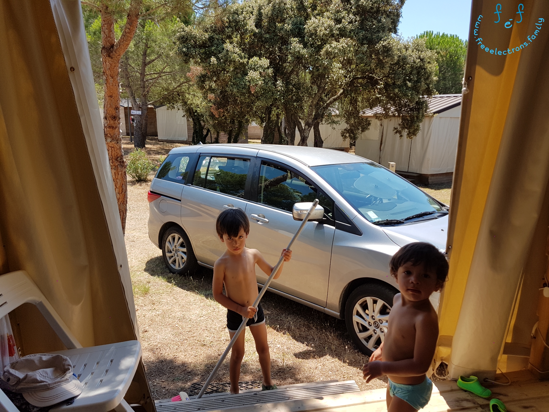 Mali pomocnicy w akcji. Pomagamy rodzicom sprzątać! Kemping Thun-les-Bain, Francja.

A "smiling" logo reads www.freeelectrons.family