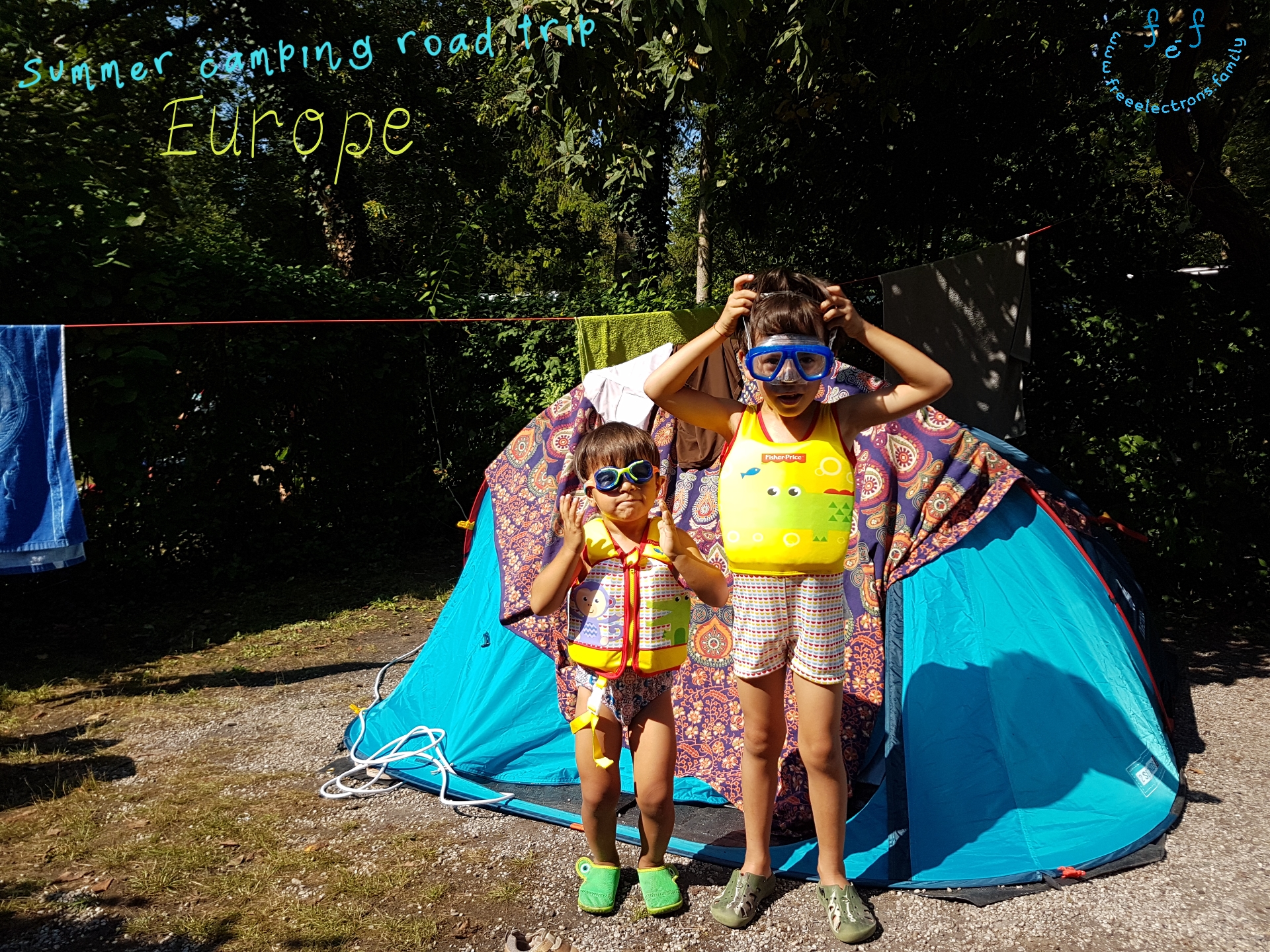 Wskakujemy do basenu i uczymy się pływać! Z muzyka Mozarta w tle, bo w końcu jesteśmy w Salzburgu, Austrii. Lalalalala…hopsa!

Ready to jump in the people and learn to swim with the music of Mozart in his city of salt, Austria.

Text reads: summer camping road trip Europe

A "smiling" logo reads www.freeelectrons.family