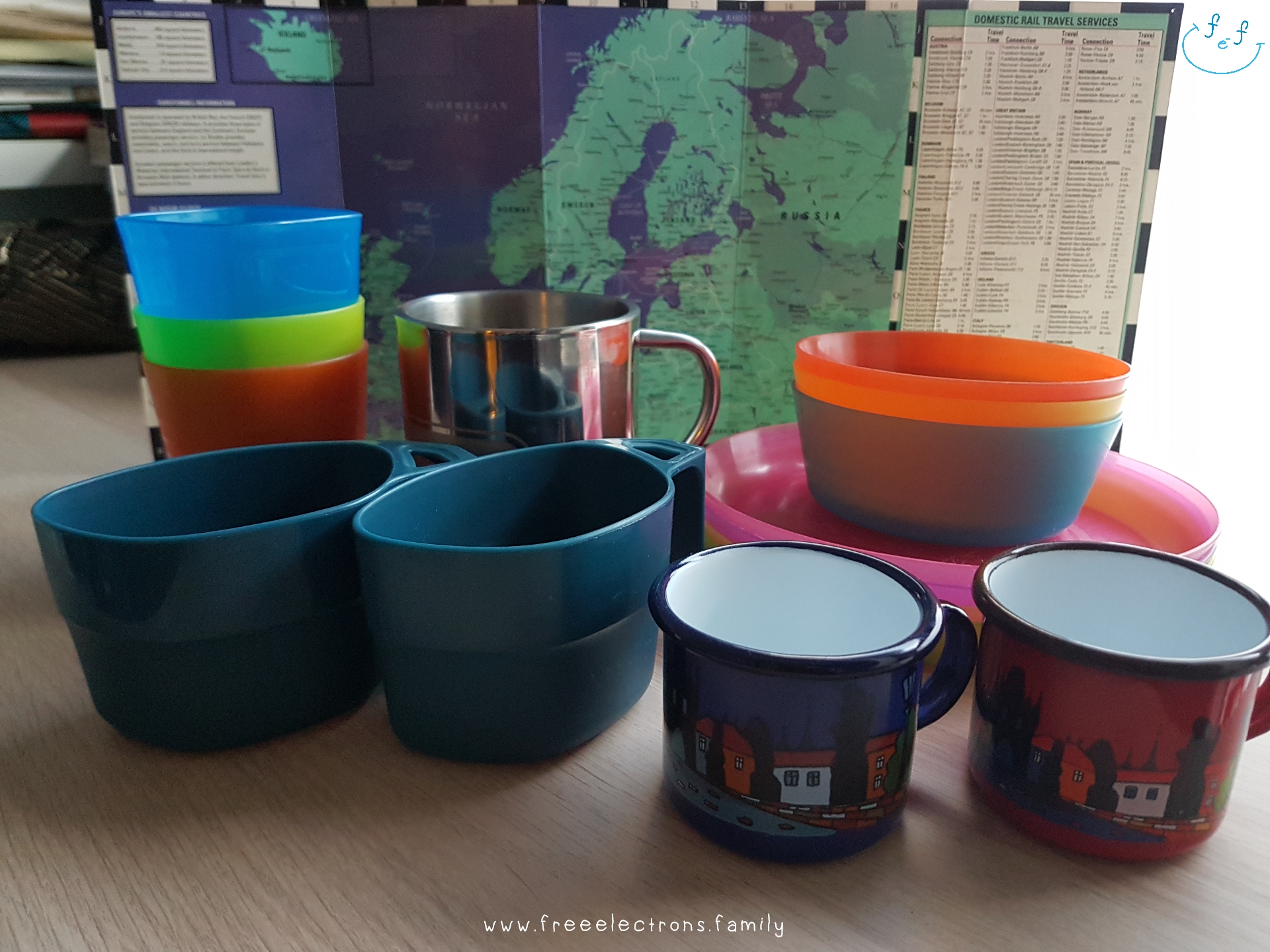 Camping eating utensils (cups, plates, etc.).

Text reads: www.freeelectrons.family.

#FreeElectrons.Family - camping Europe, what to bring