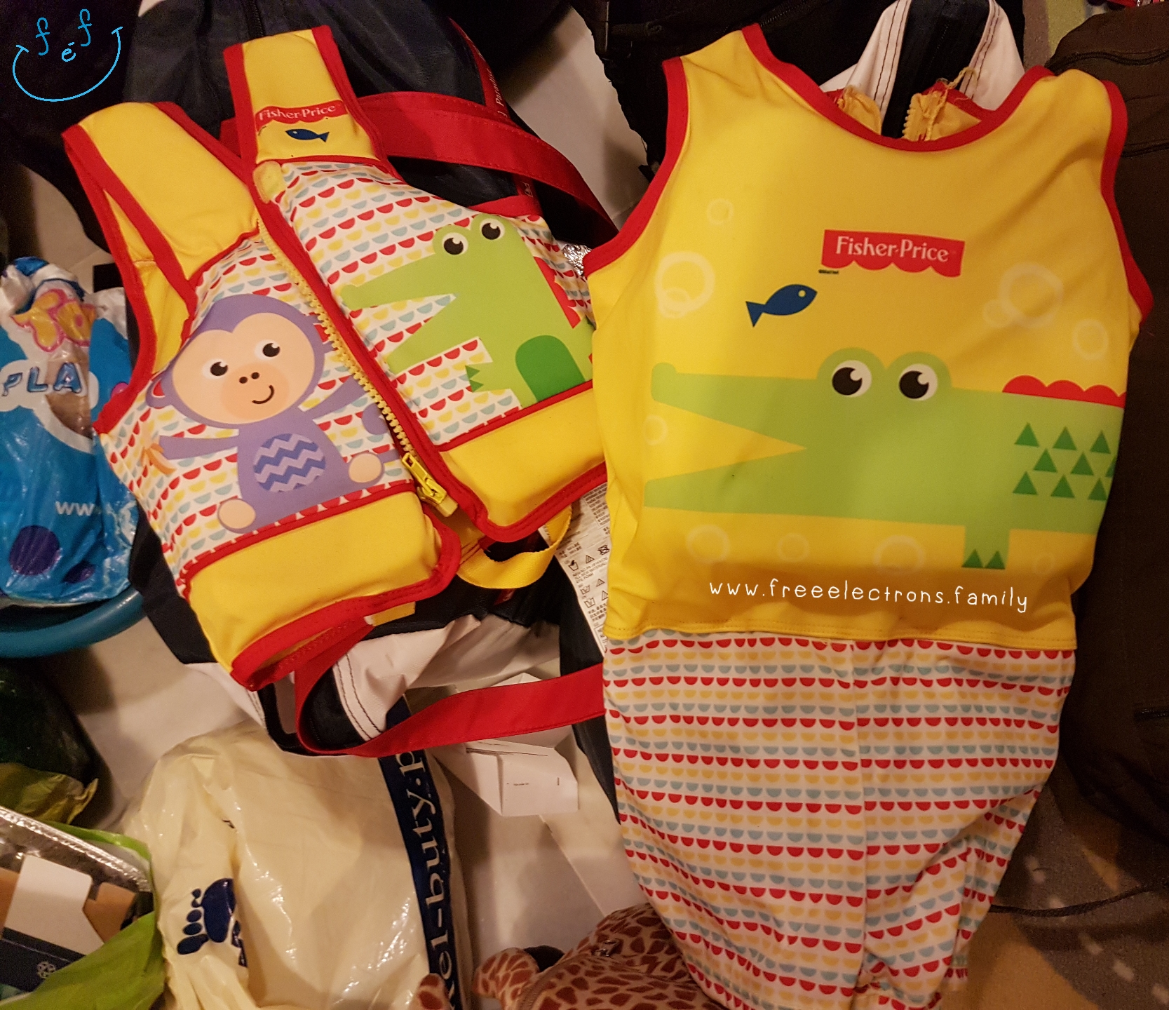 Two lifesaver vests for children.

Text reads: www.freeelectrons.family.

#FreeElectrons.Family - camping Europe, what to bring