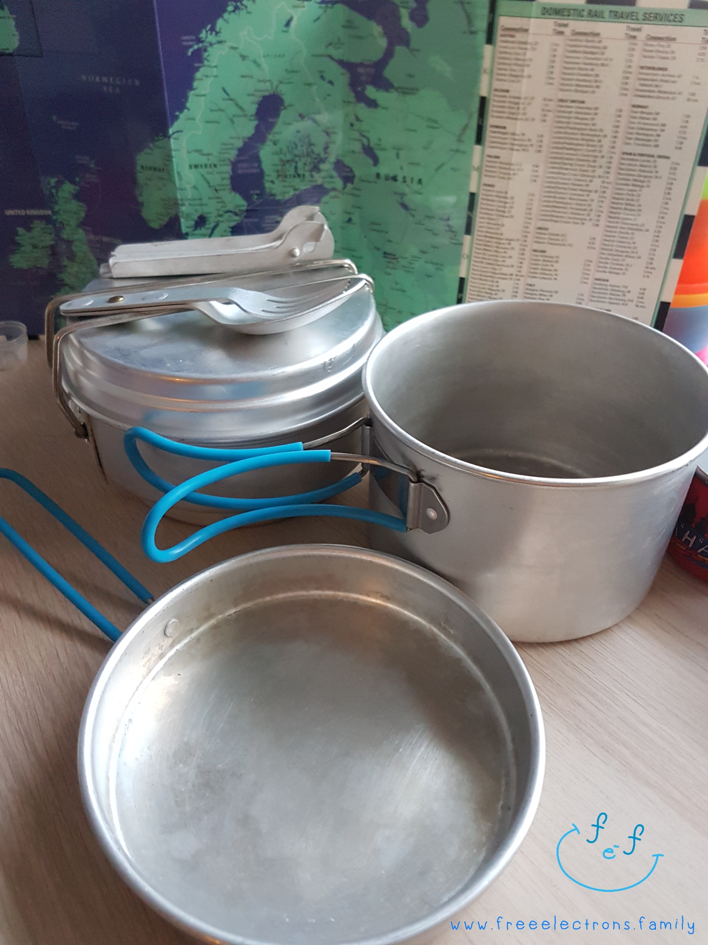 Collapsible IKEA kiddie chair for efficient packing.

Text reads: www.freeelectrons.family.

#FreeElectrons.Family - camping Europe, what to bring