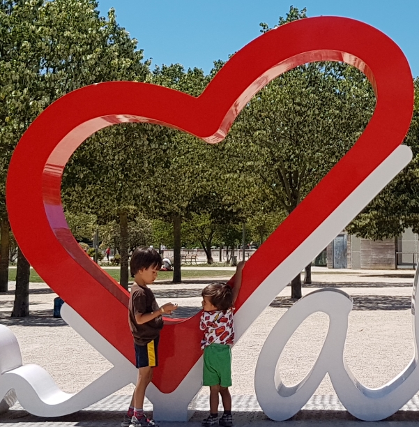The heart of Valence at the Esplanade du Champ de Mars.

#FreeElectrons.Family - camping road trip Europe, Valence.