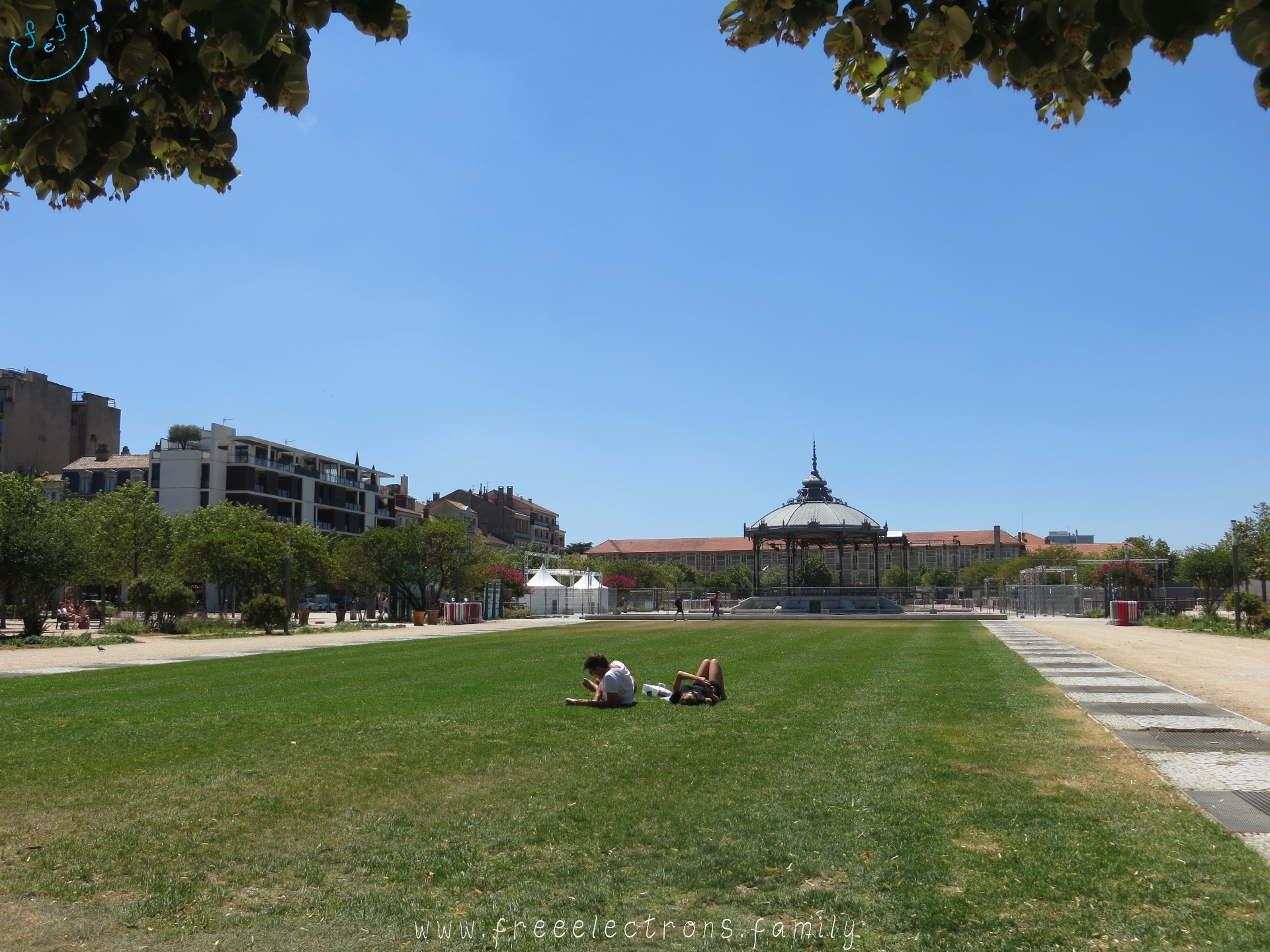 A couple (of lovers?) relaxing on the grass at Esplanade du Champ de Mars.

#FreeElectrons.Family - camping road trip Europe, Valence.