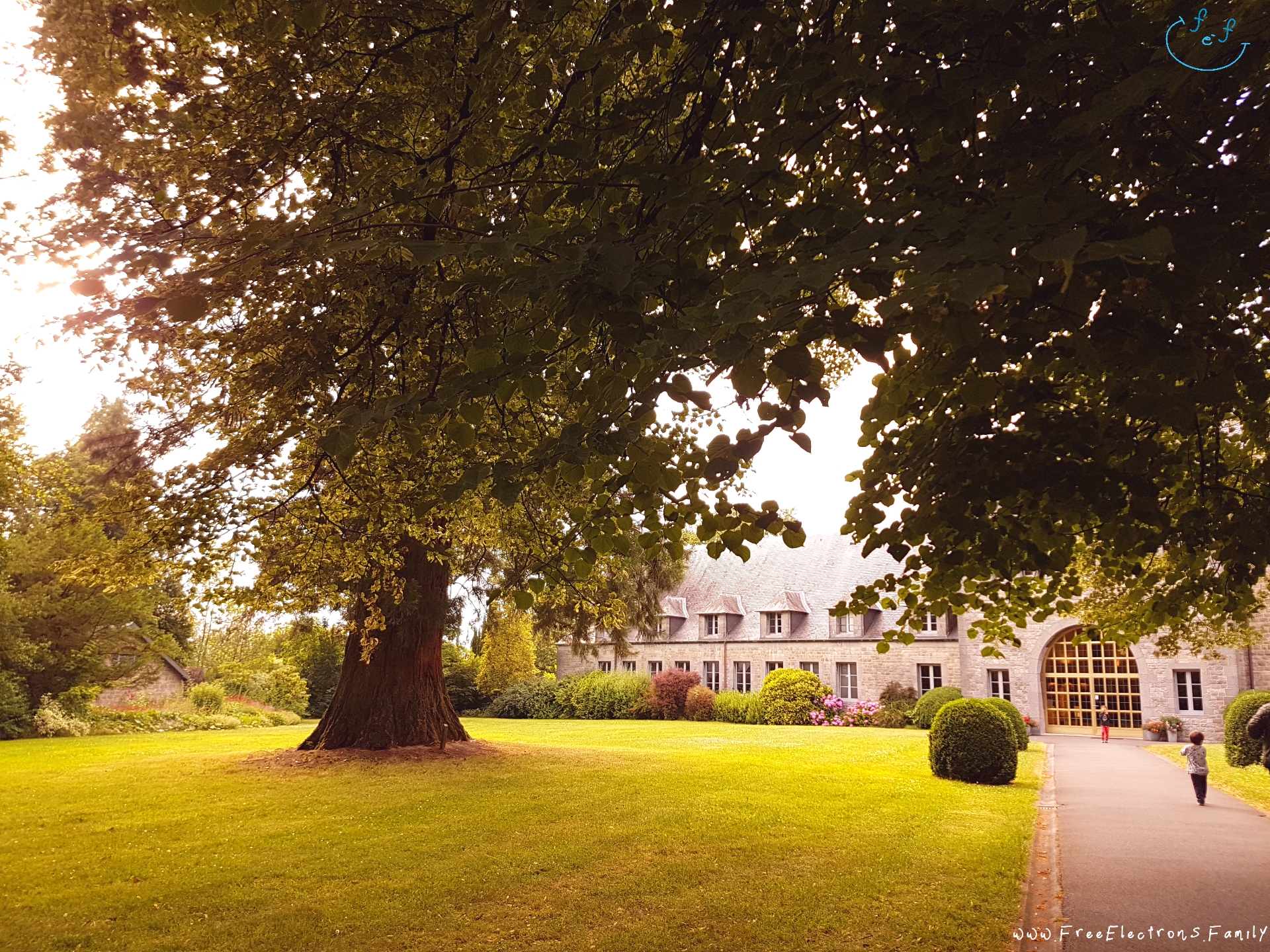 Two children in the grounds of the Abbey of Notre-Dame de Scourmont.

"Pax, ora et labora" (peace, pray and work), the Cisterian motto.

www.FreeElectrons.Family