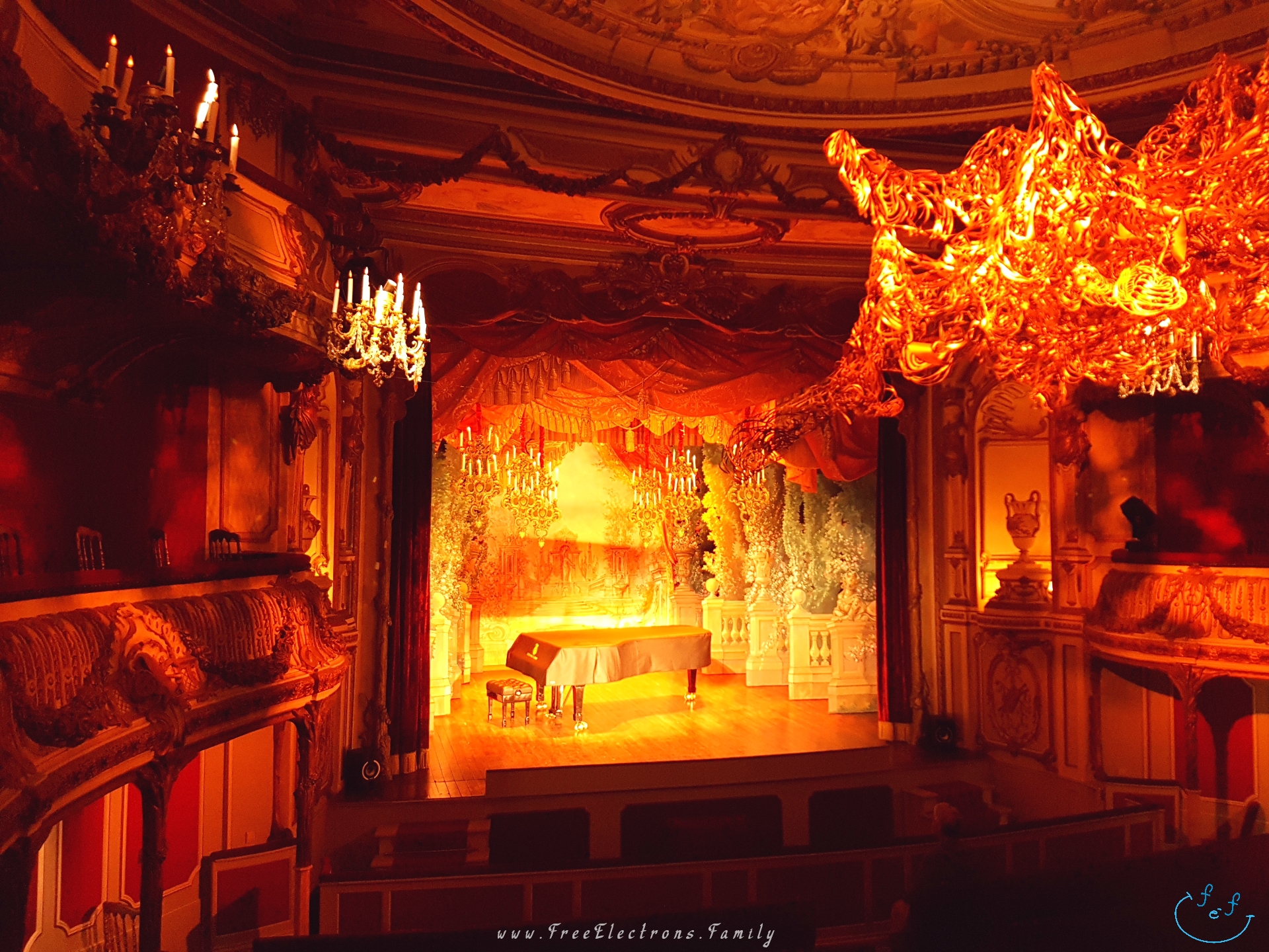 Theatre in the Chimay Chateau/Palace.

www.FreeElectrons.Family - camping road trip Europe 2.