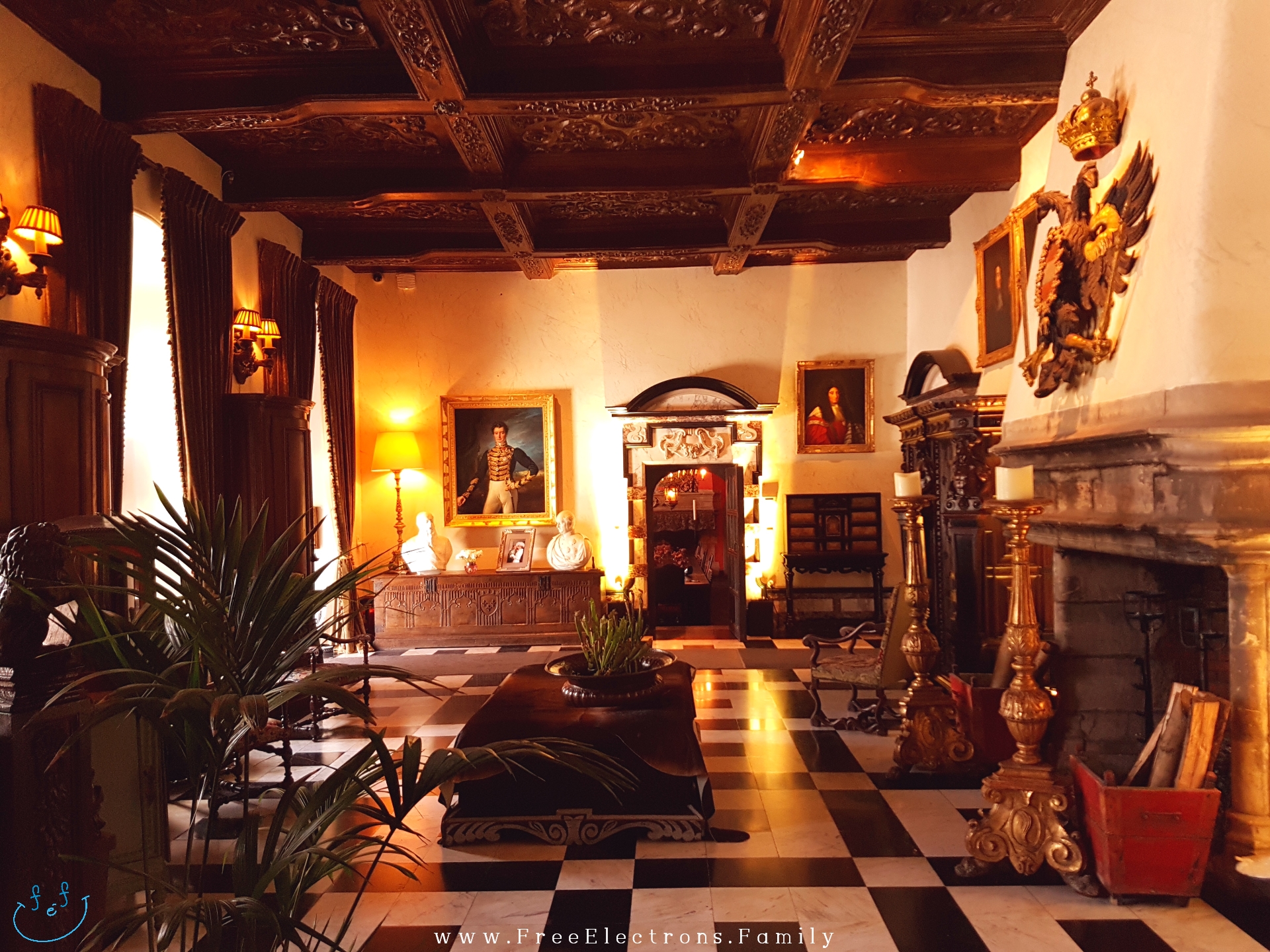The receiving room in the Chateau de Chimay (Palace).

www.FreeElectrons.Family - camping road trip Europe 2.