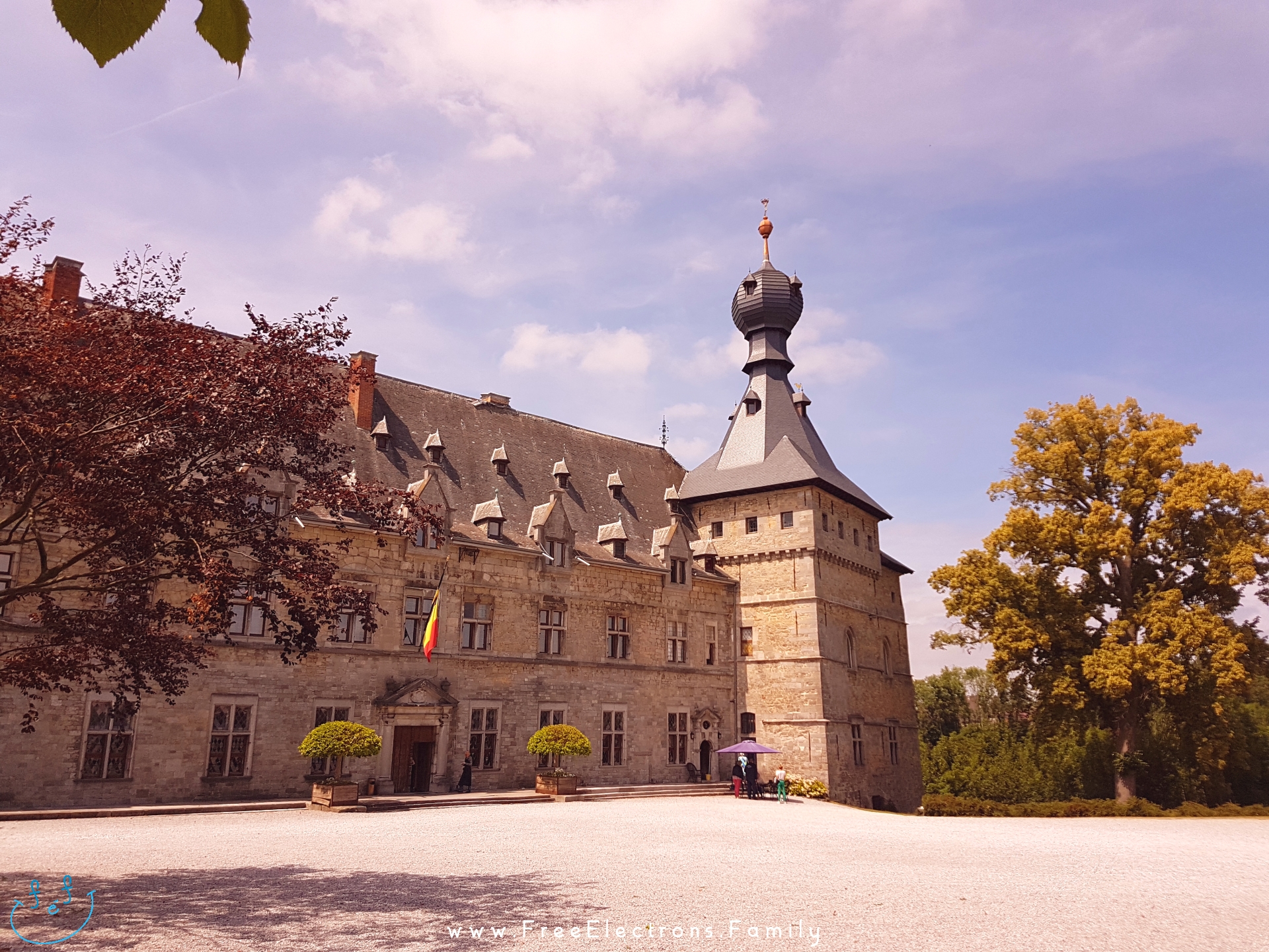 Chateau de Chimay Palace.

www.FreeElectrons.Family - camping road trip Europe 2.