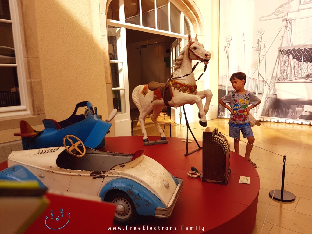 Old children toys (airplane, horse, car and a cash register) inside the Leutzebuerg/Luxembourg City Museum.

Text on picture reads: www.FreeElectrons.Family with an inserted smiley face (custom icon) at the bottom corner. 