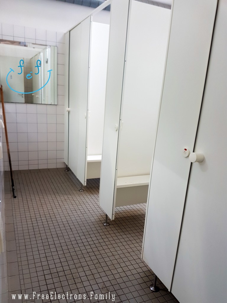  Modern bathroom.

Text reads: www.FreeElectrons.Family