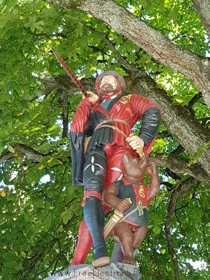 An off-the-beaten path monument of a hunter and hunter-bear in Bern, Switzerland.
www.FreeElectrons.Family 