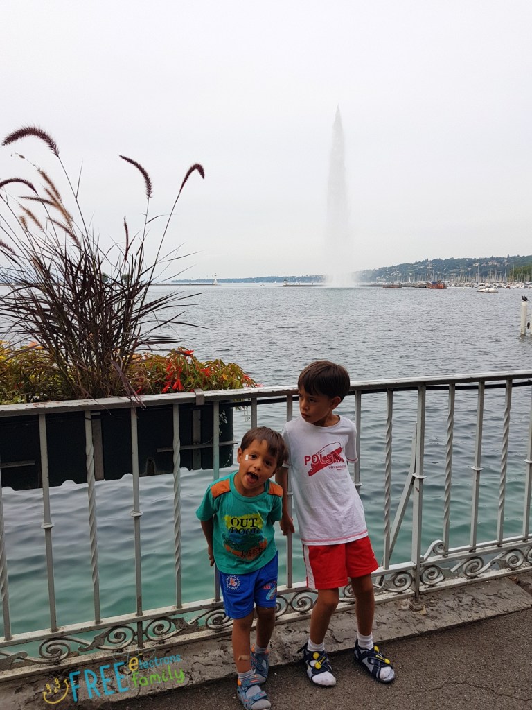 Two young kids posing at the waterfront with the Jet d'Eau (Geneva water jet) in the background.

www.FreeElectrons.Family
