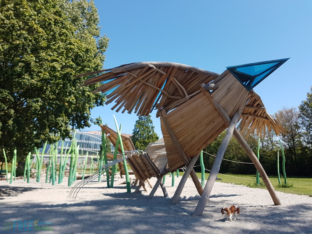 A sculpture? A playground? Some kind of monument at Louis Bourget Parkon Lake Geneva, Lausanne, Switzerland.

www.FreeElectrons.Family